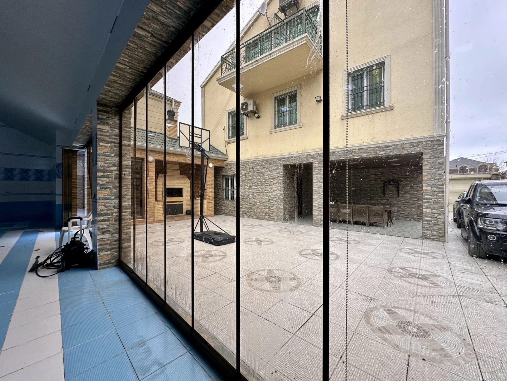 Satılır 5 otaqlı həyət evi 300 m²