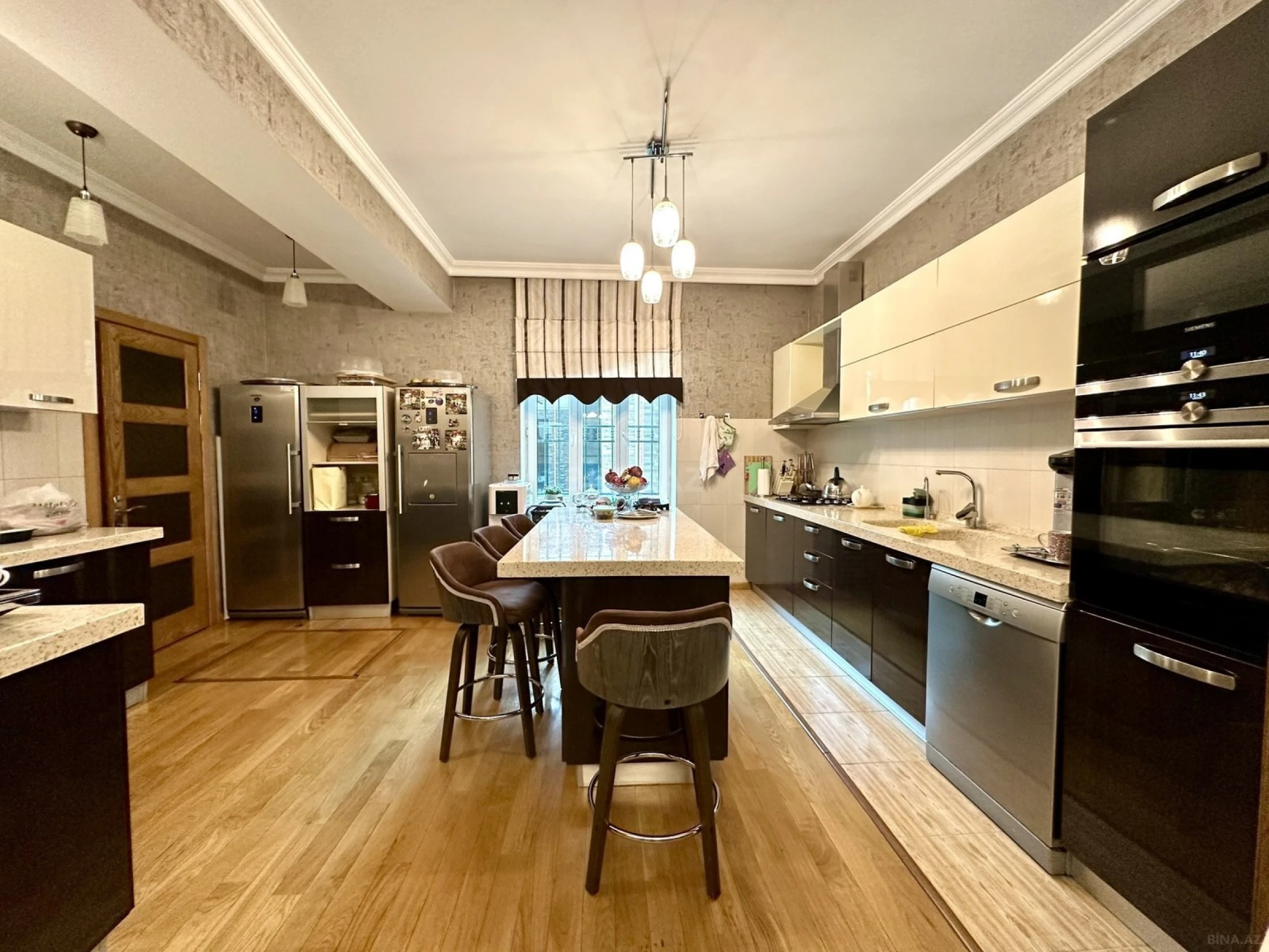 Satılır 5 otaqlı həyət evi 300 m²