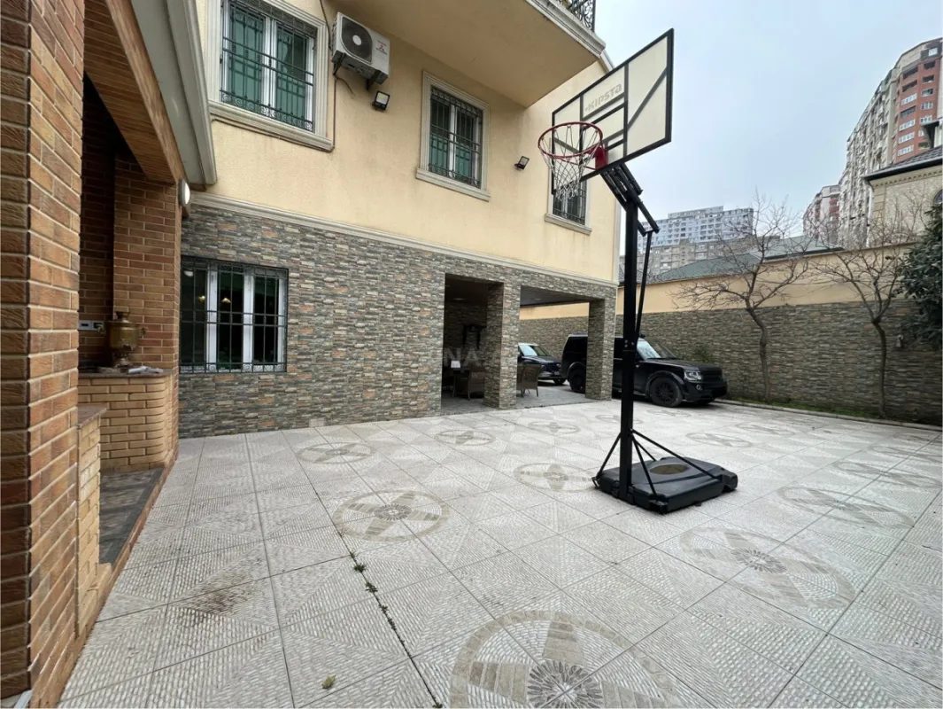 Satılır 5 otaqlı həyət evi 300 m²