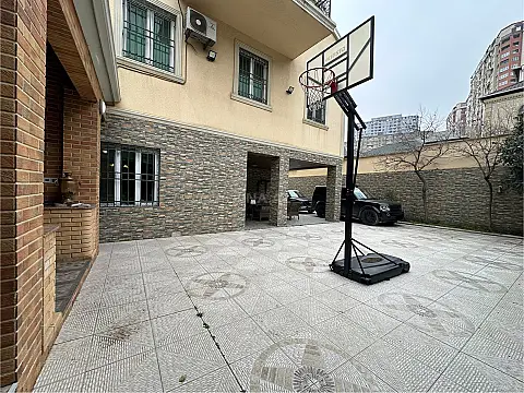 Satılır 5 otaqlı həyət evi 300 m²