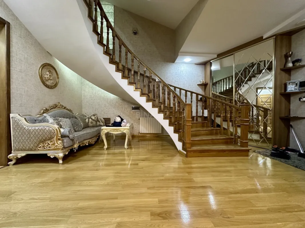 Satılır 5 otaqlı həyət evi 300 m²