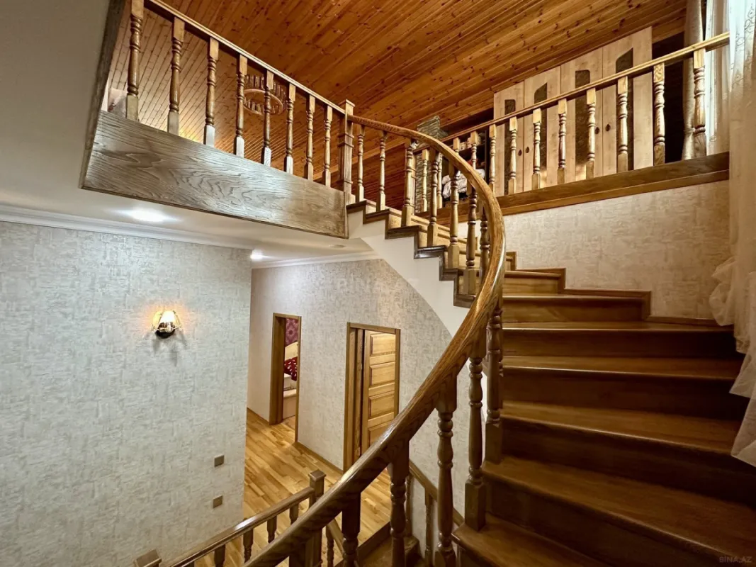 Satılır 5 otaqlı həyət evi 300 m²