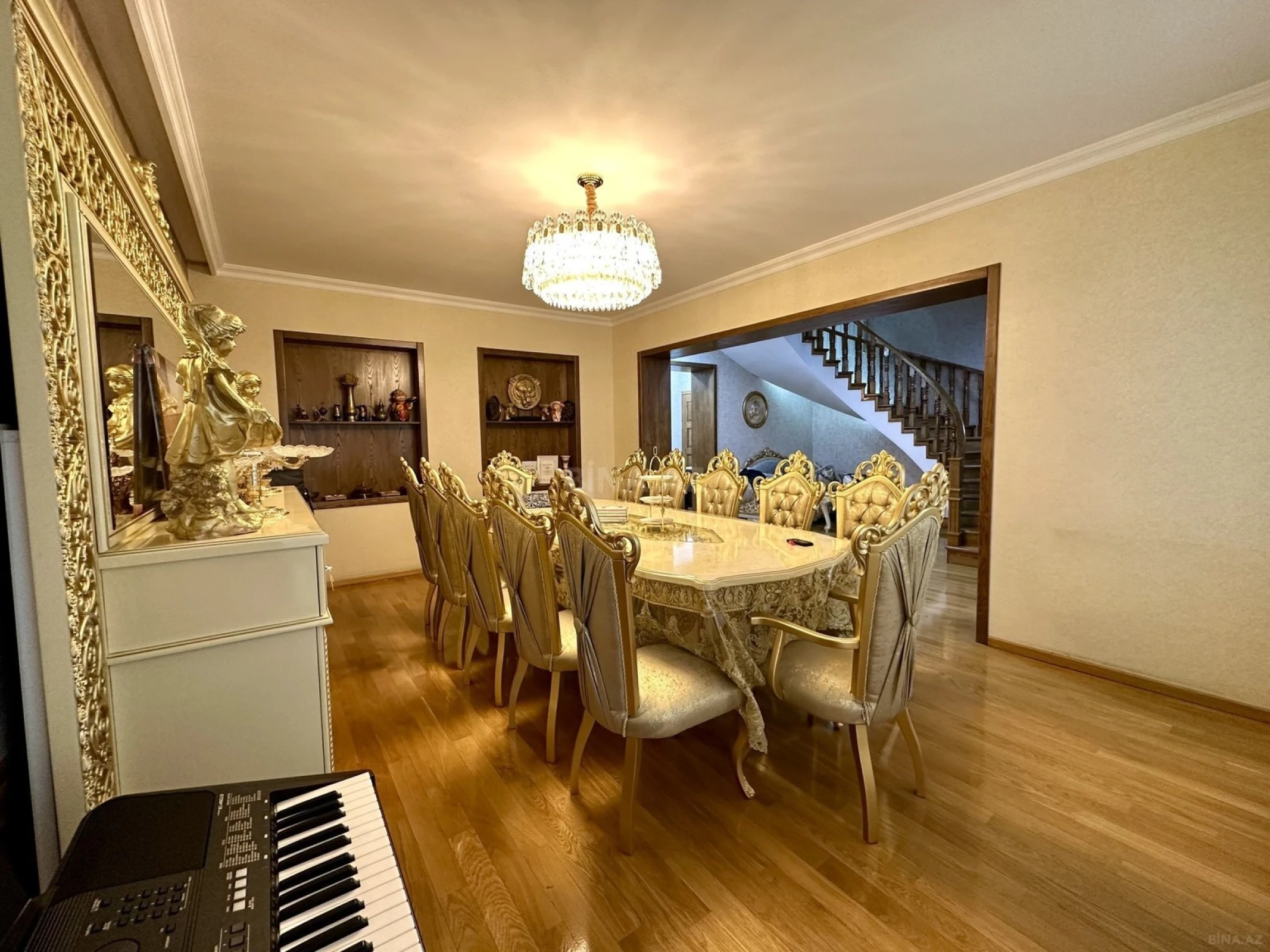 Satılır 5 otaqlı həyət evi 300 m²