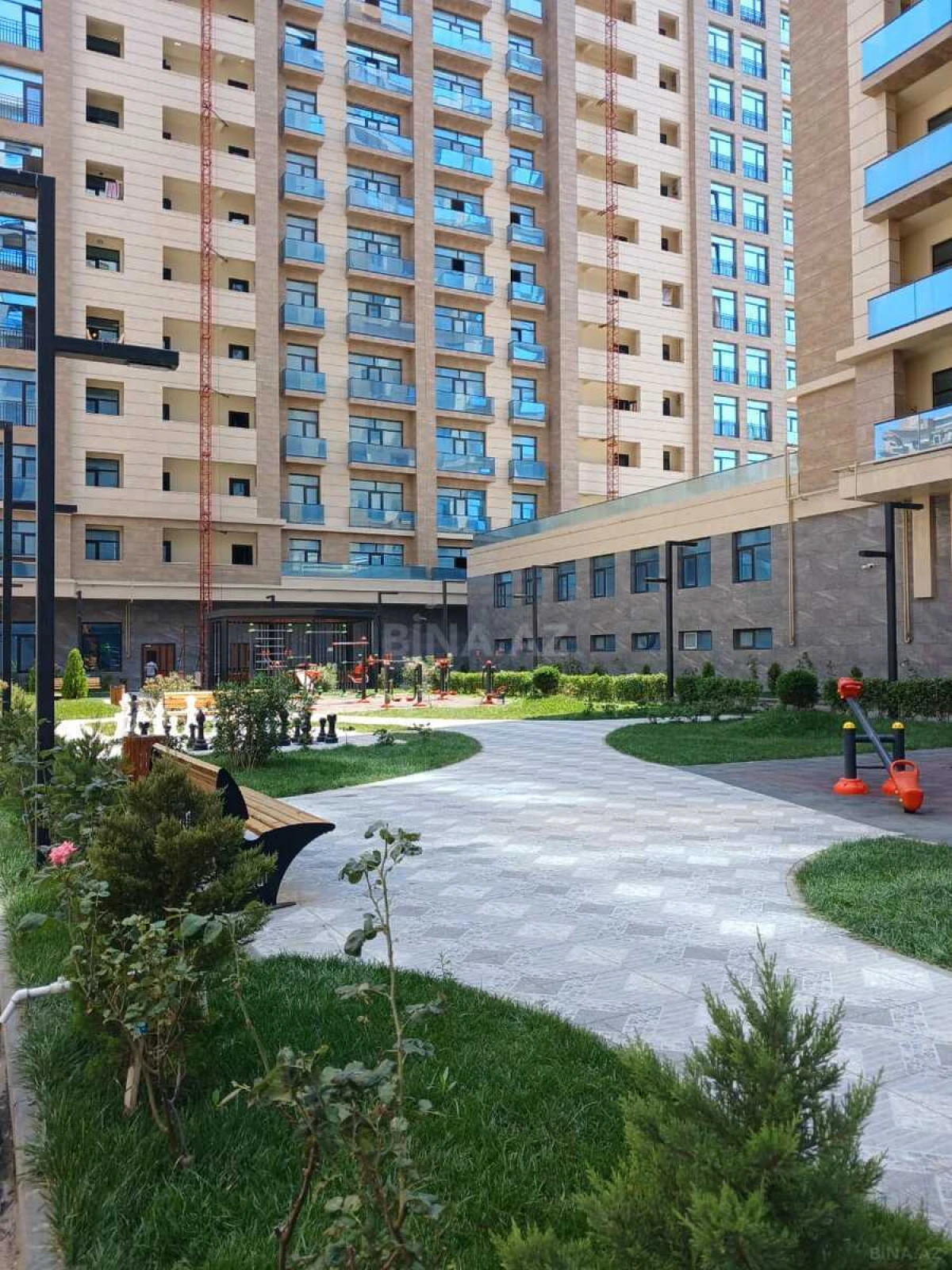 Satılır 4 otaqlı mənzil 165 m²