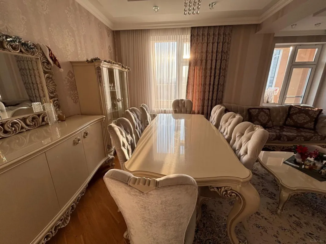Satılır 3 otaqlı mənzil 168 m²