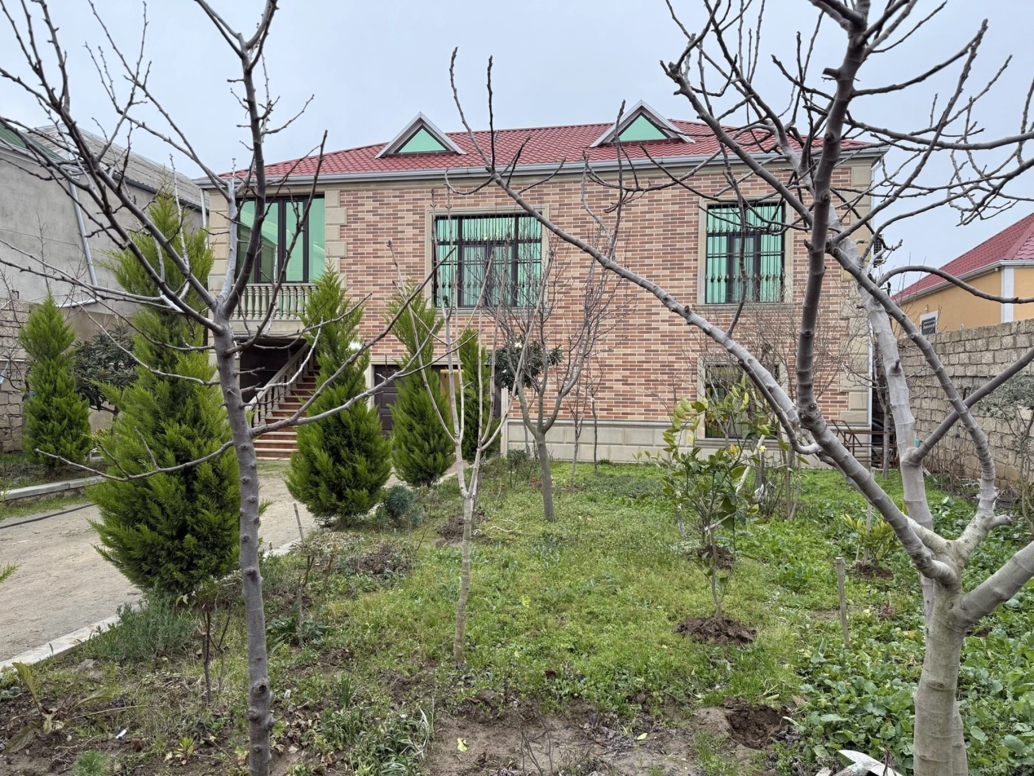 Satılır 4 otaqlı həyət evi 200 m²