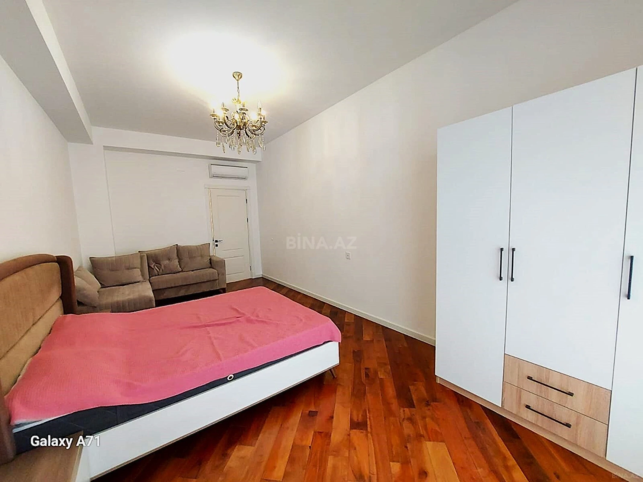 Satılır 4 otaqlı mənzil 185 m²
