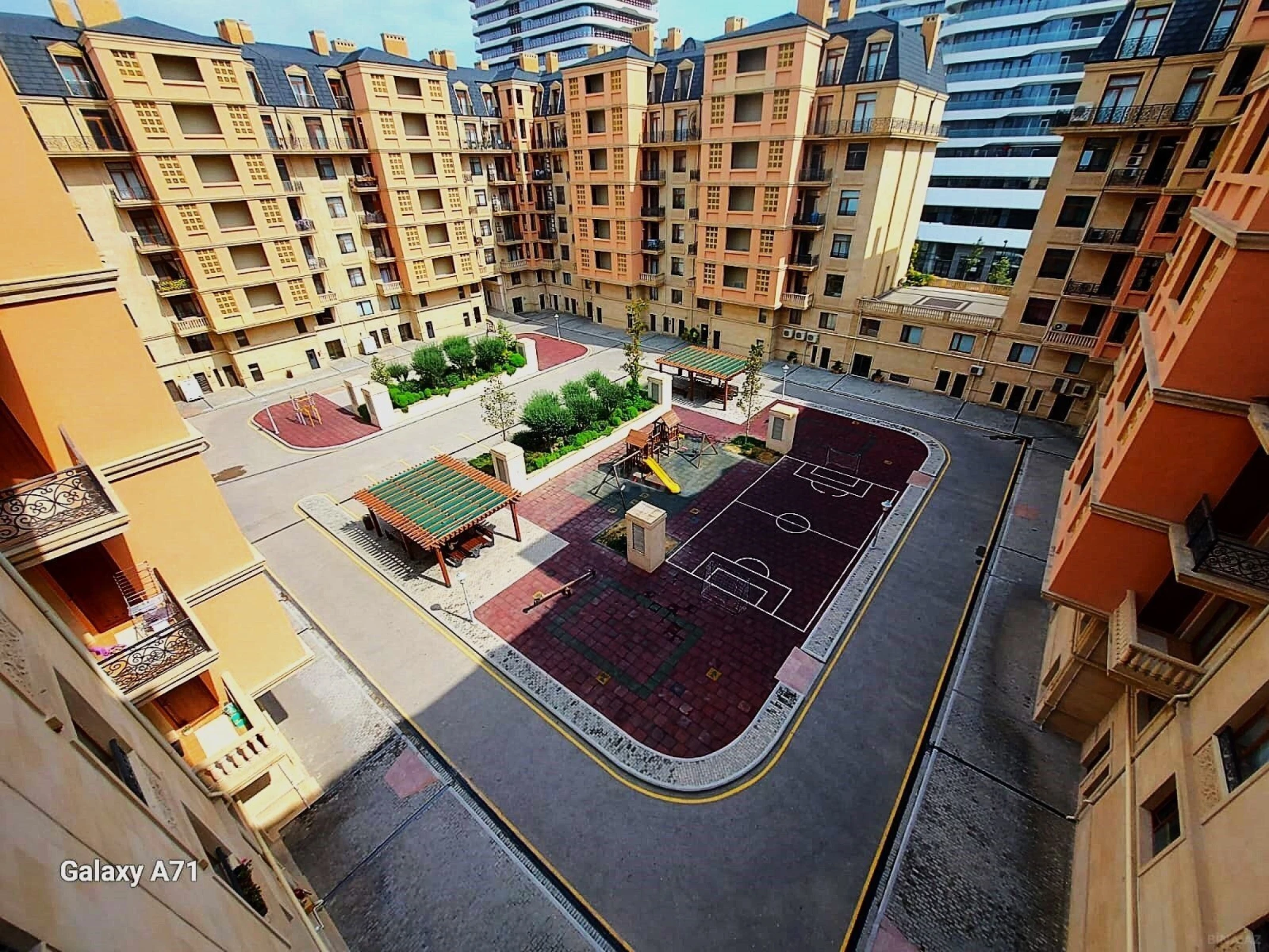 Satılır 4 otaqlı mənzil 185 m²