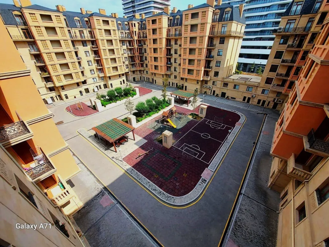 Satılır 4 otaqlı mənzil 185 m²