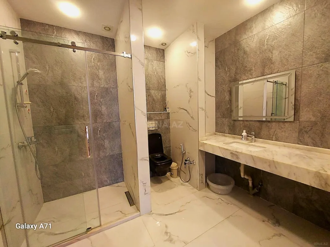 Satılır 4 otaqlı mənzil 185 m²
