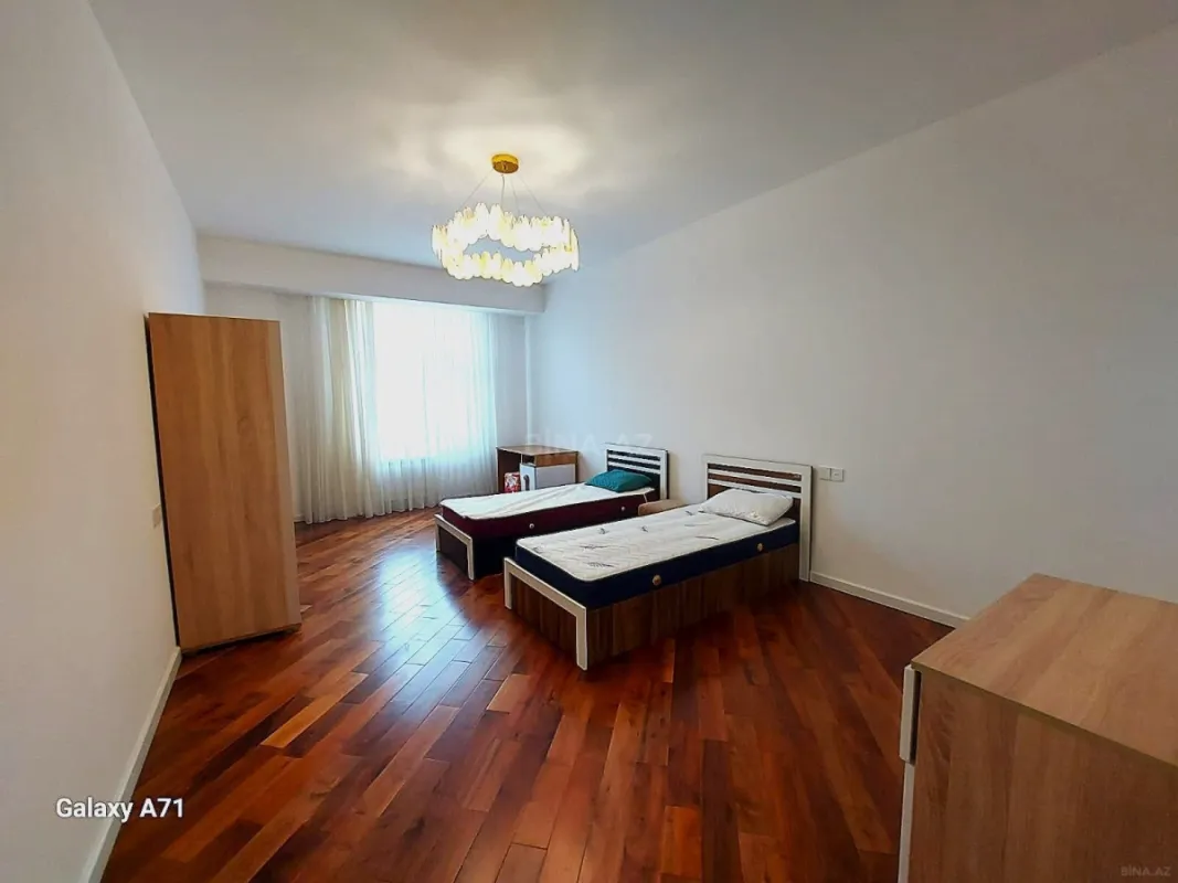 Satılır 4 otaqlı mənzil 185 m²