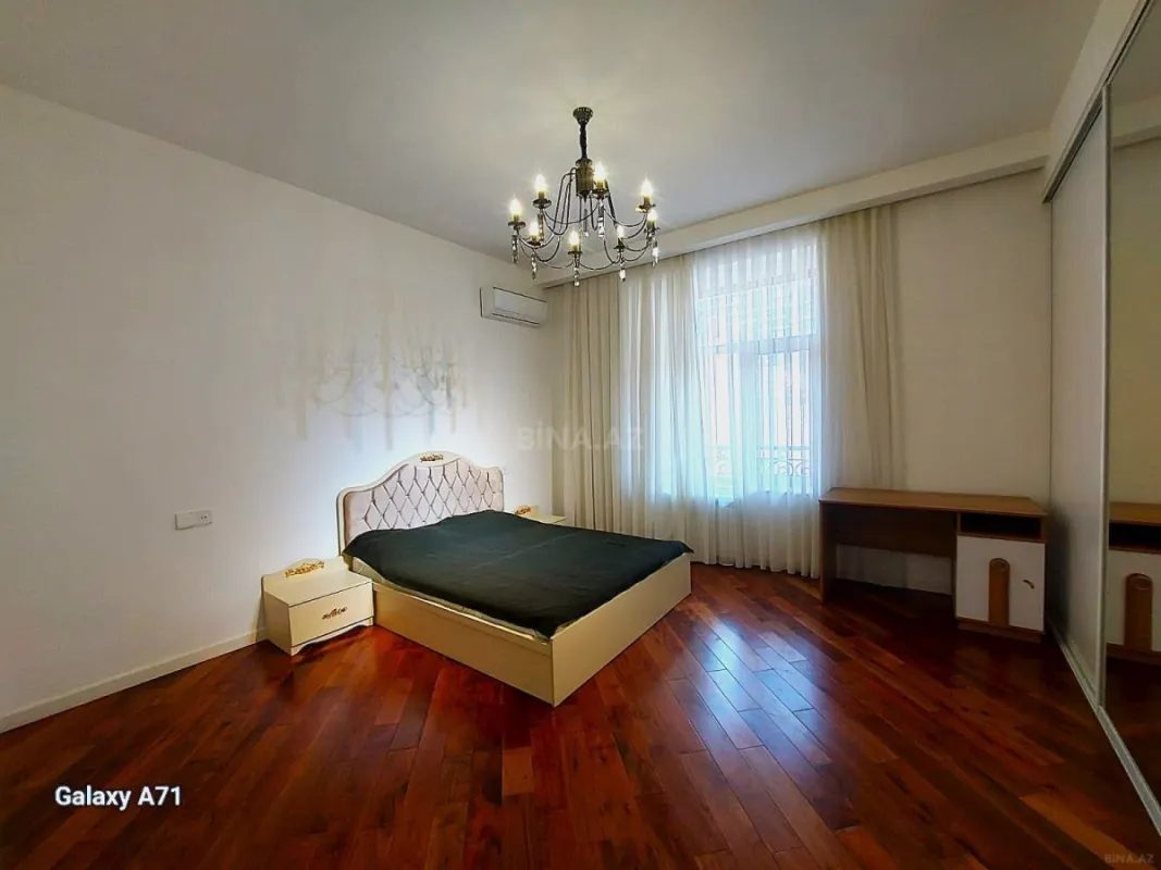 Satılır 4 otaqlı mənzil 185 m²