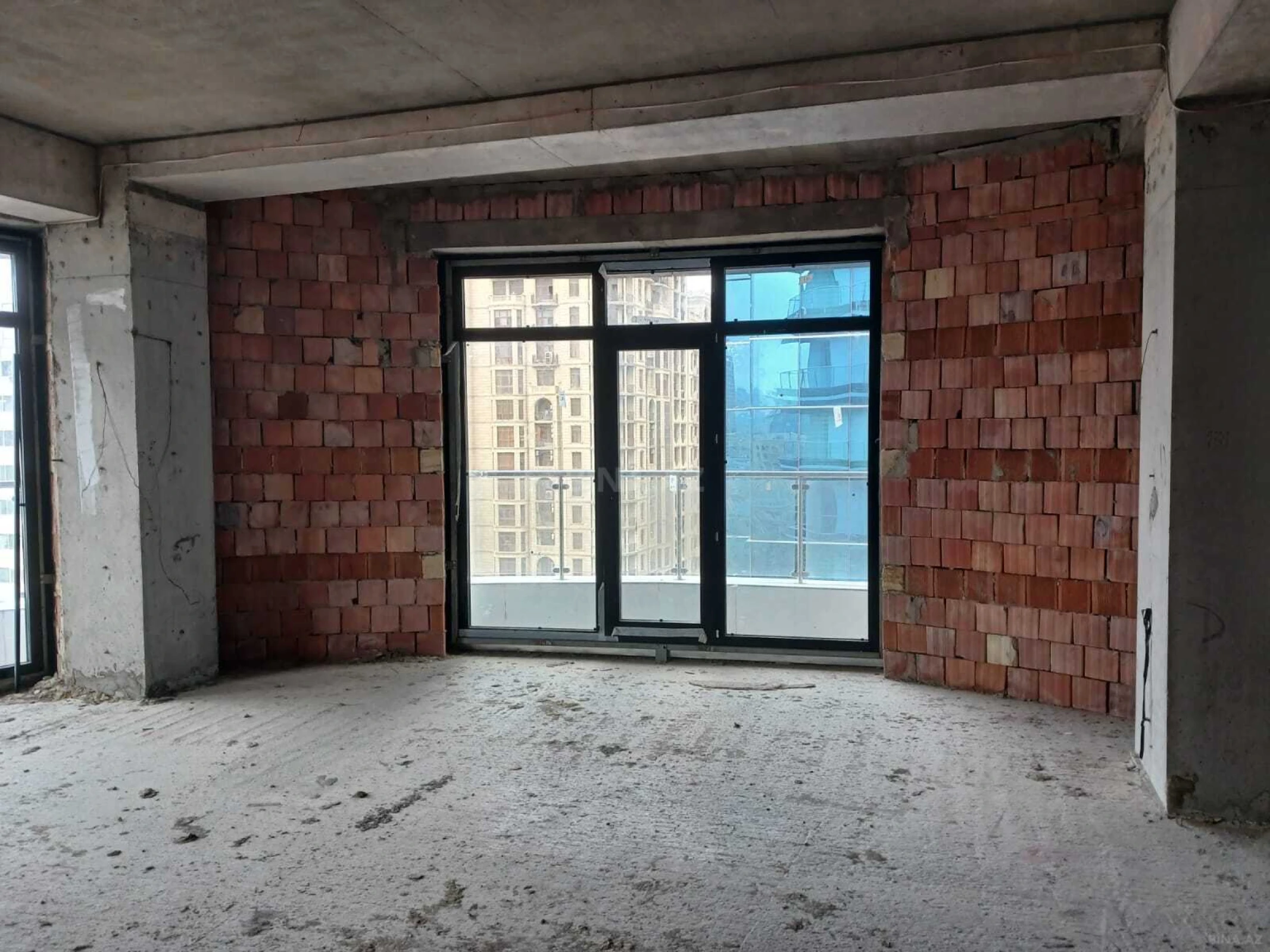 Satılır 4 otaqlı mənzil 196 m²