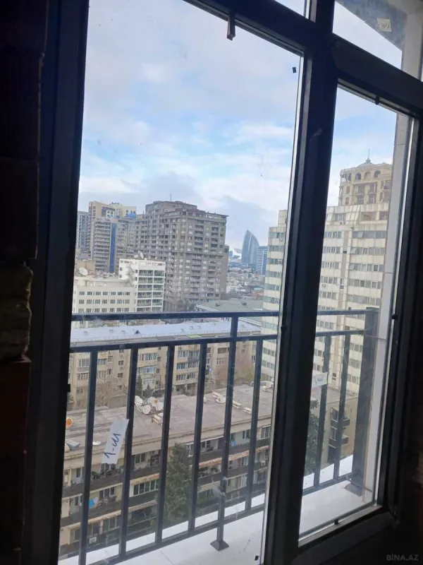 Satılır 4 otaqlı mənzil 196 m²