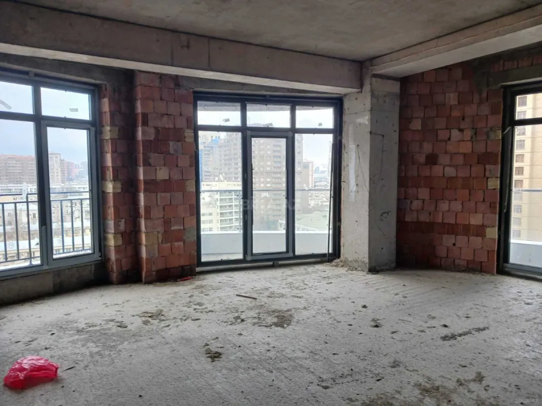 Satılır 4 otaqlı mənzil 196 m²