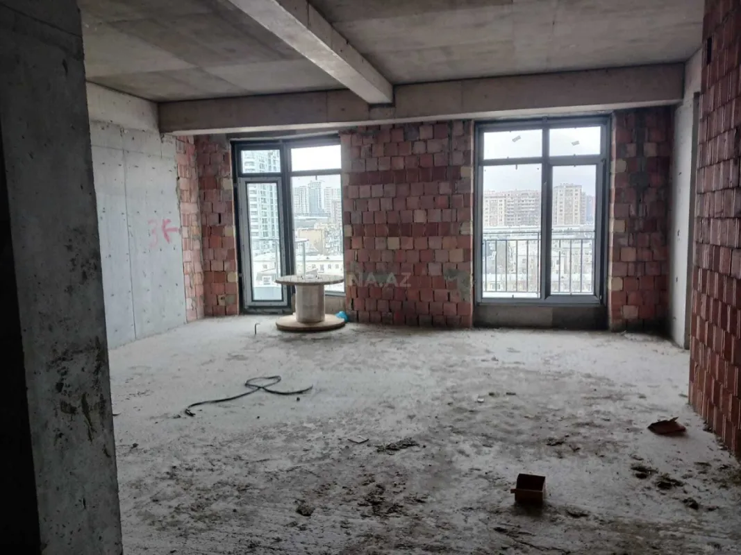 Satılır 4 otaqlı mənzil 196 m²