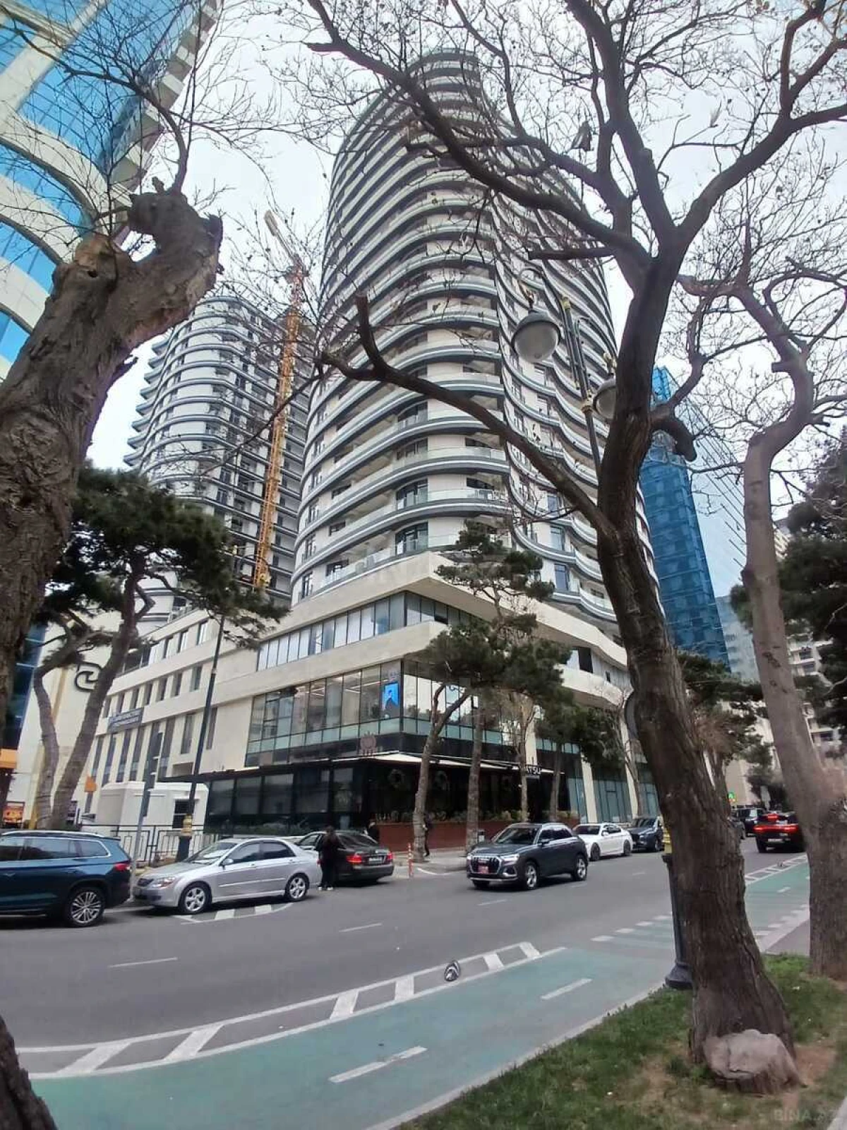 Satılır 4 otaqlı mənzil 196 m²