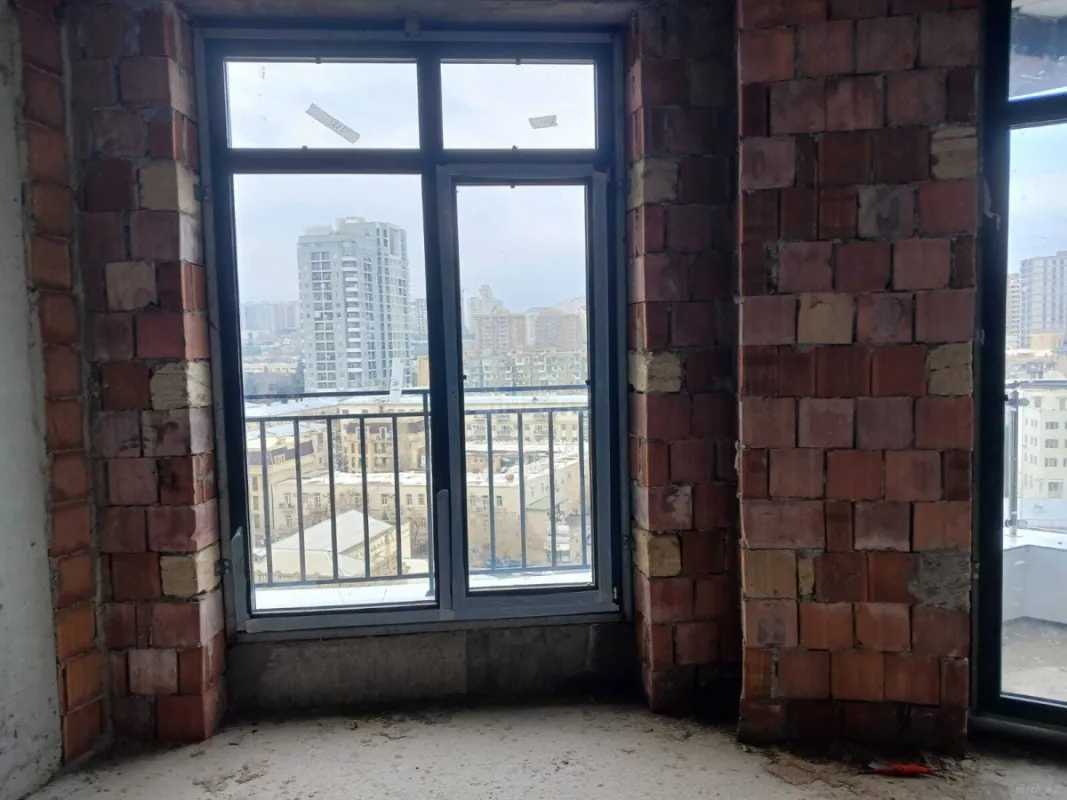 Satılır 4 otaqlı mənzil 196 m²