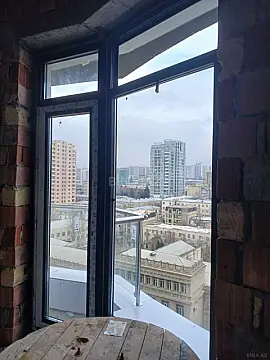 Satılır 4 otaqlı mənzil 196 m²