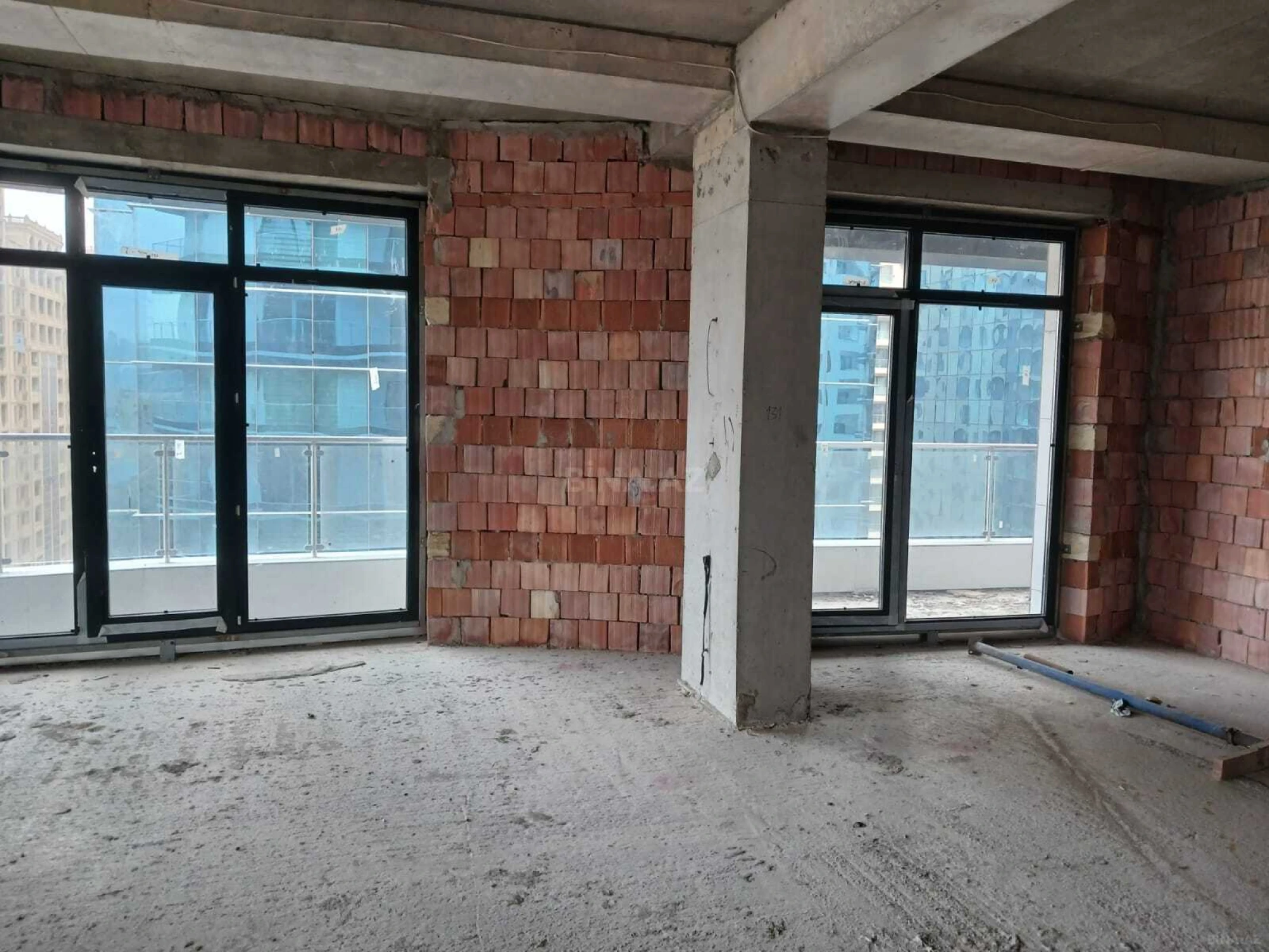 Satılır 4 otaqlı mənzil 196 m²