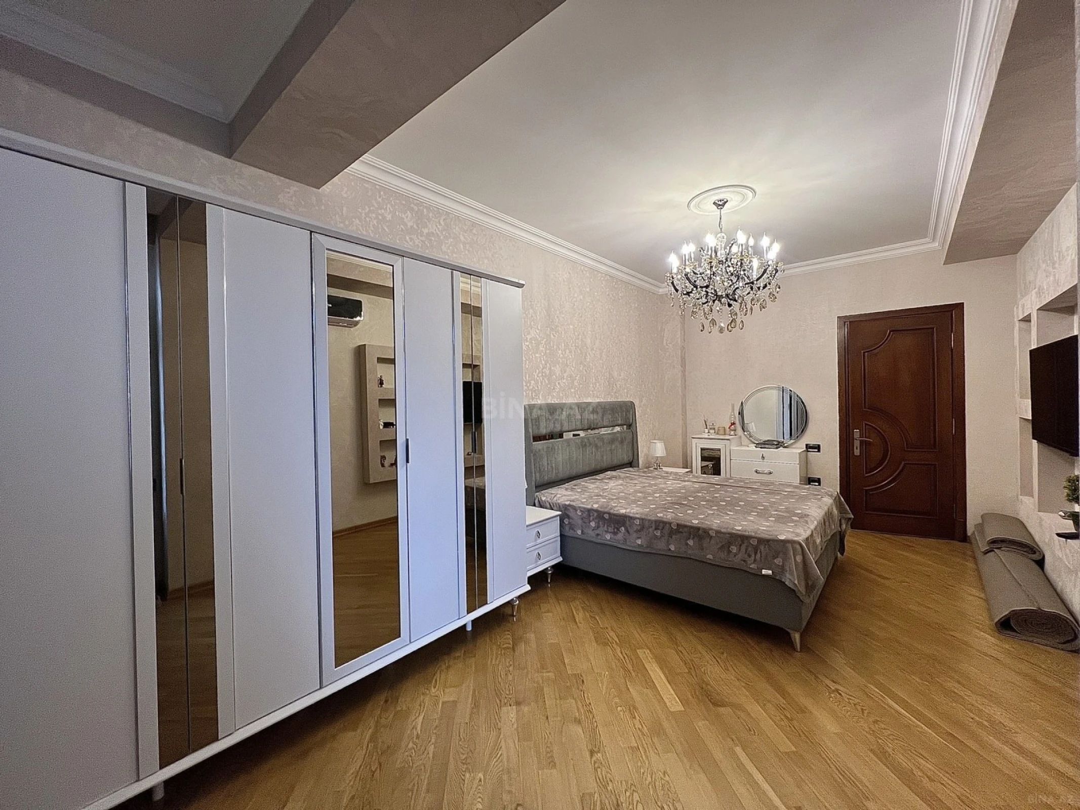 Satılır 4 otaqlı mənzil 165 m²