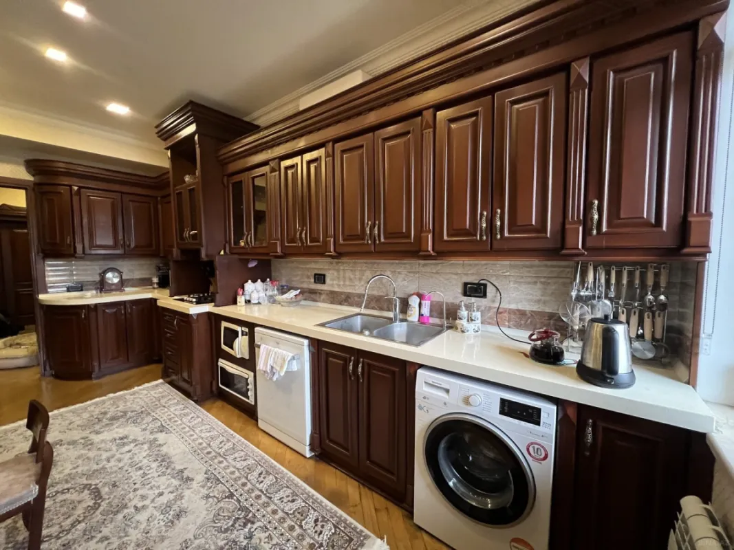 Satılır 4 otaqlı mənzil 165 m²