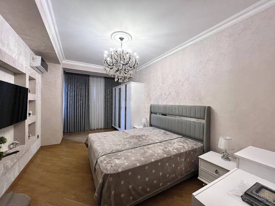 Satılır 4 otaqlı mənzil 165 m²