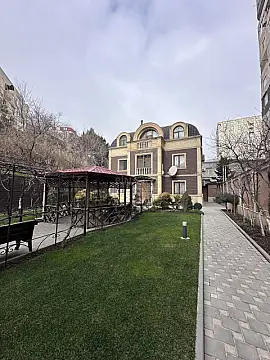 Satılır 6 otaqlı həyət evi 400 m²