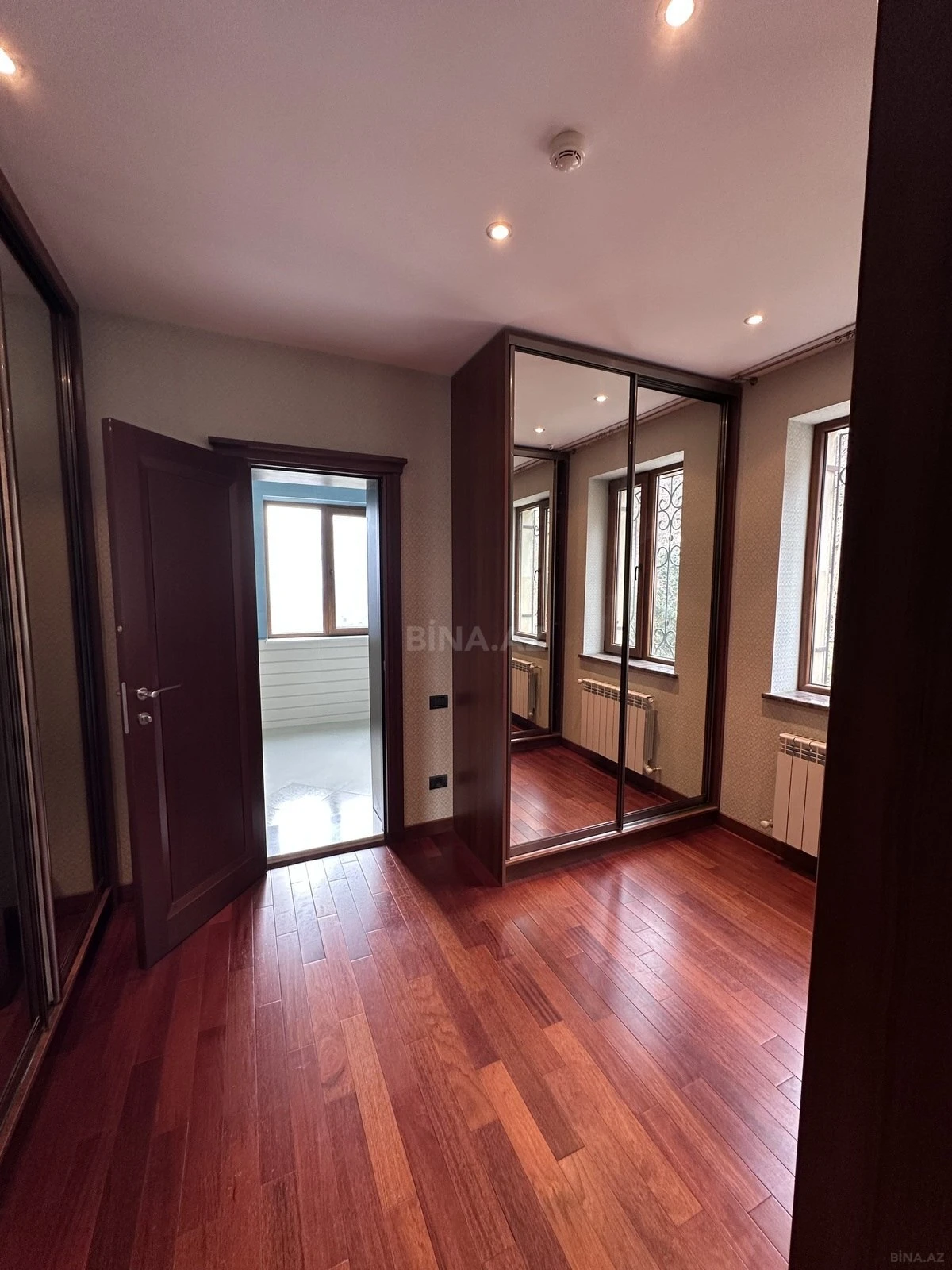 Satılır 6 otaqlı həyət evi 400 m²
