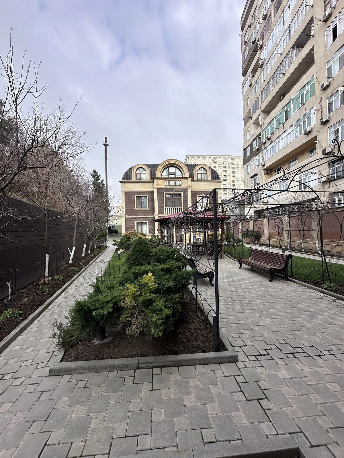 Satılır 6 otaqlı həyət evi 400 m²