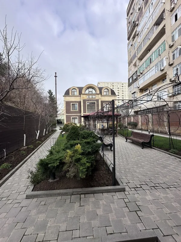 Satılır 6 otaqlı həyət evi 400 m²