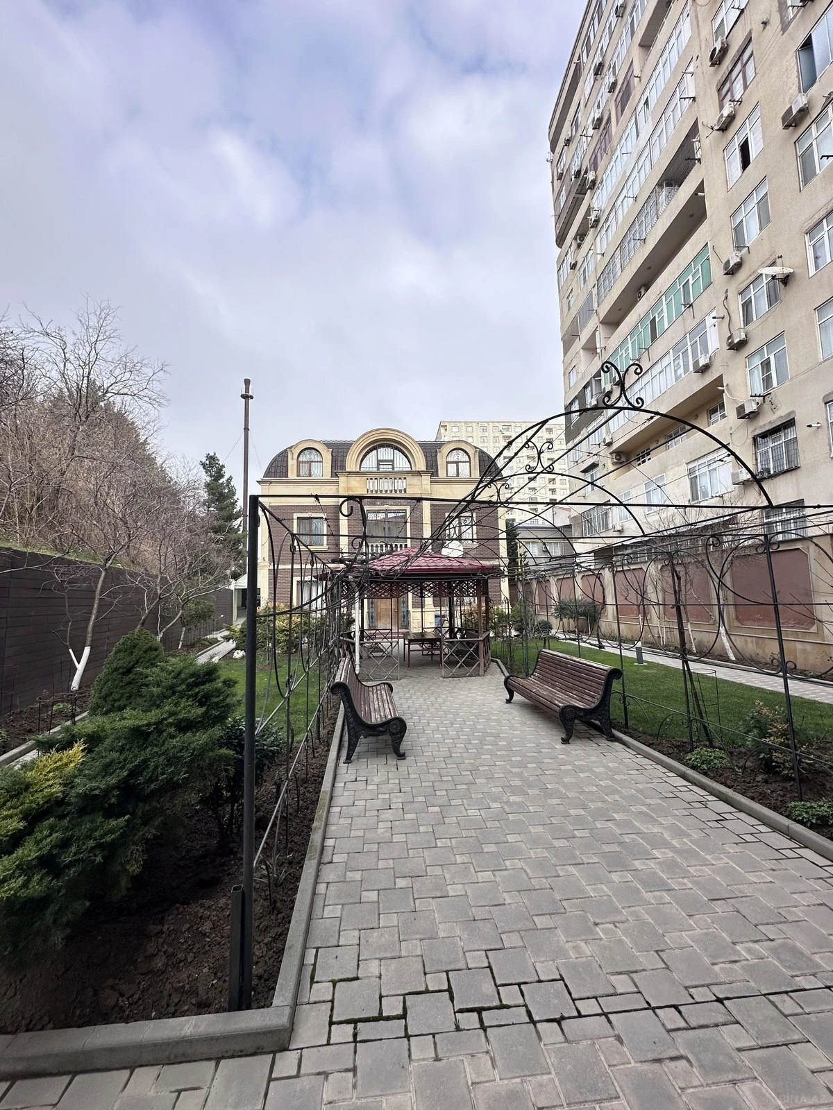 Satılır 6 otaqlı həyət evi 400 m²