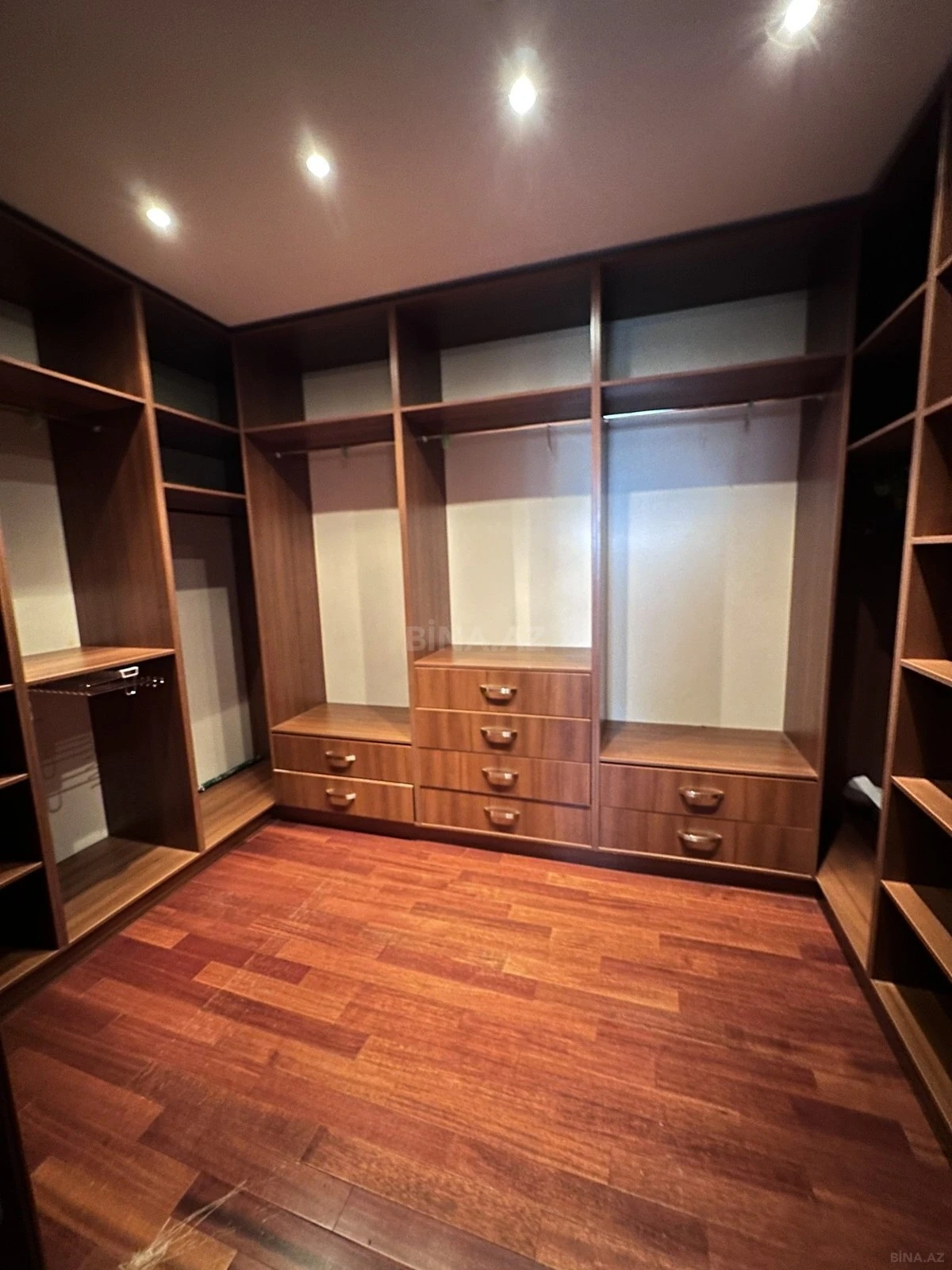 Satılır 6 otaqlı həyət evi 400 m²