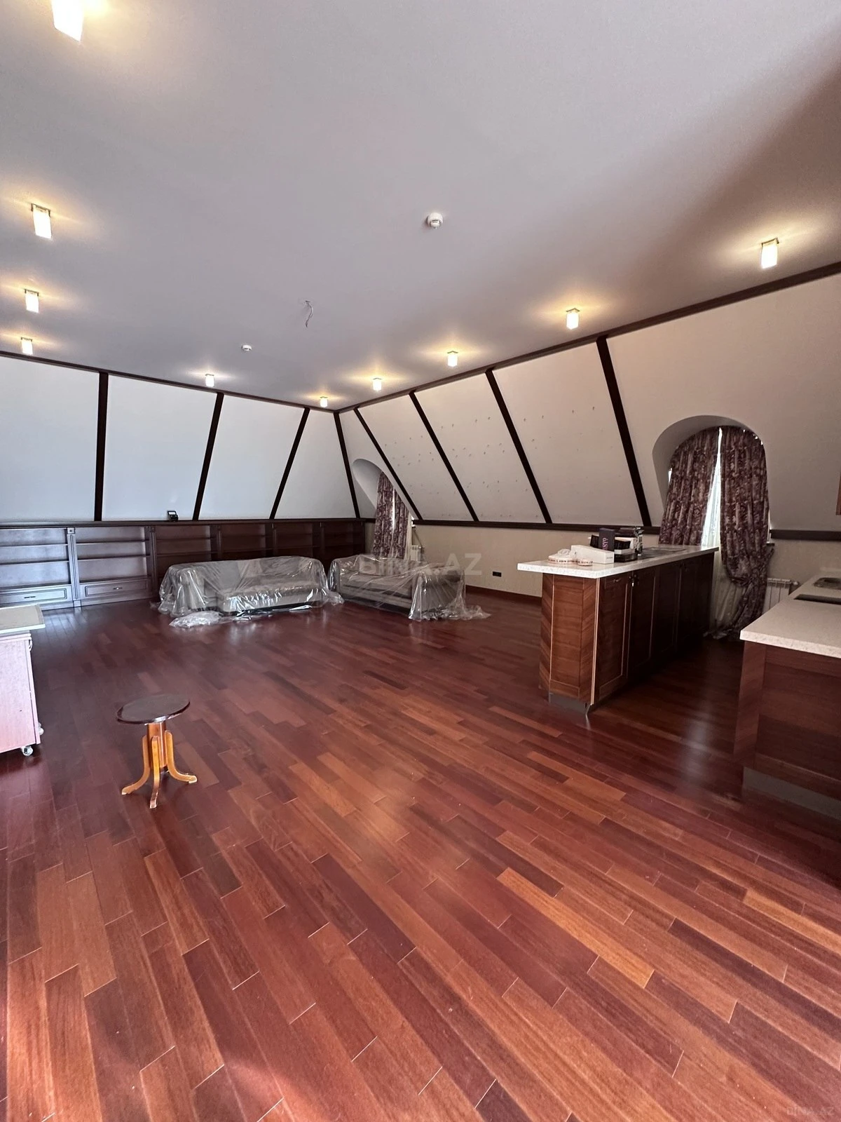 Satılır 6 otaqlı həyət evi 400 m²