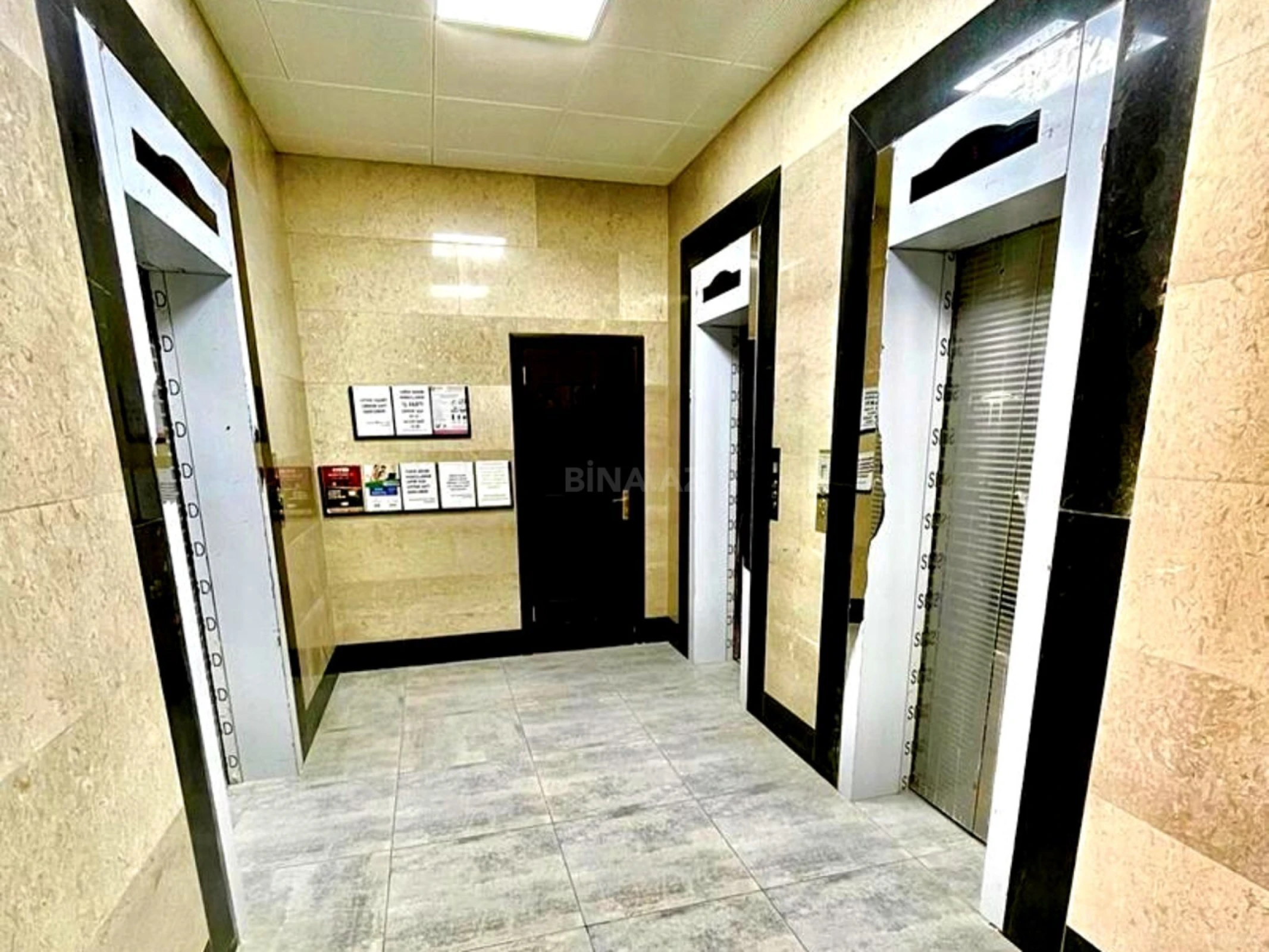 Satılır 3 otaqlı mənzil 135 m²