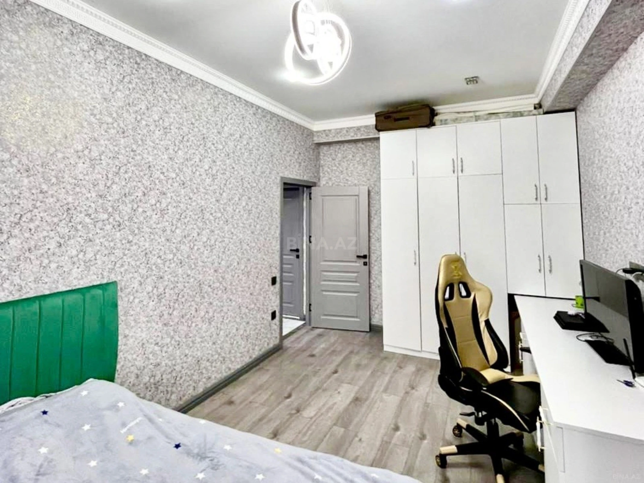 Satılır 3 otaqlı mənzil 135 m²