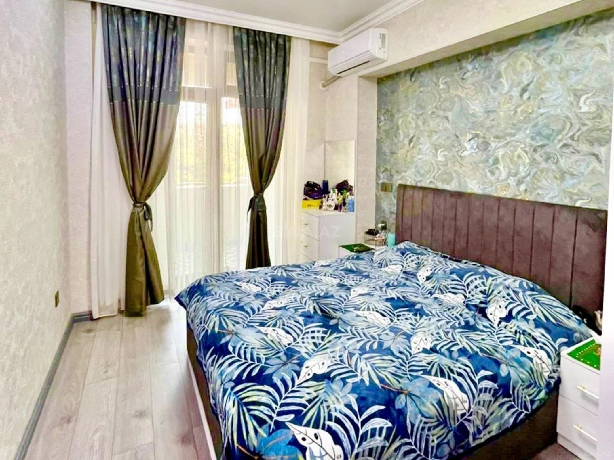 Satılır 3 otaqlı mənzil 135 m²