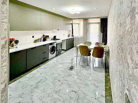 Satılır 3 otaqlı mənzil 135 m²