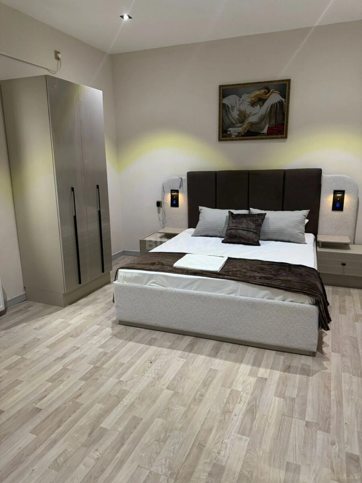 Satılır 7 otaqlı mənzil 200 m²