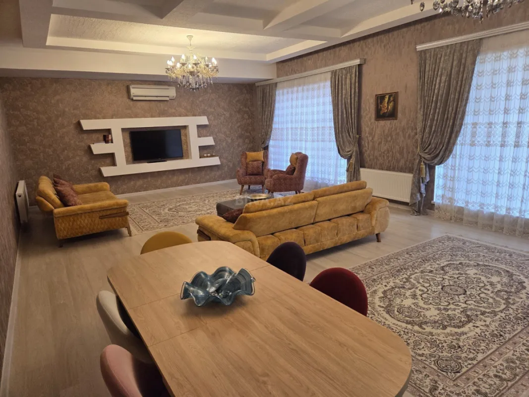 Satılır 5 otaqlı həyət evi 220 m²