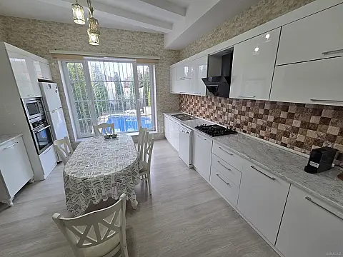 Satılır 5 otaqlı həyət evi 220 m²