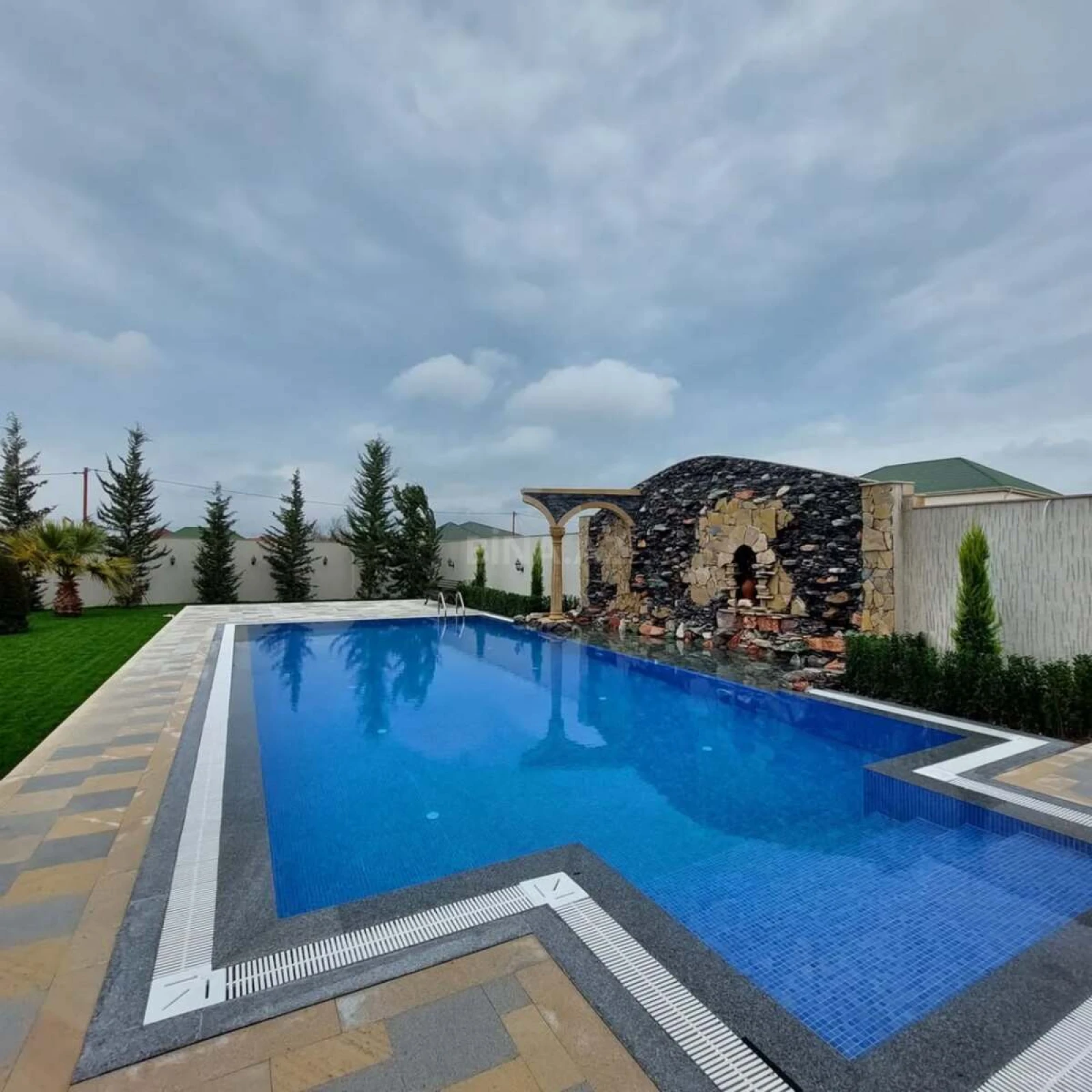 Kirayə verilir 5 otaqlı həyət evi 450 m²