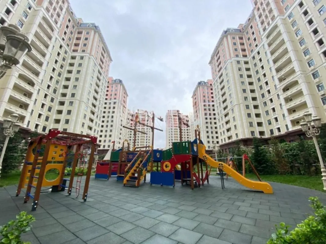 Satılır 4 otaqlı mənzil 181 m²