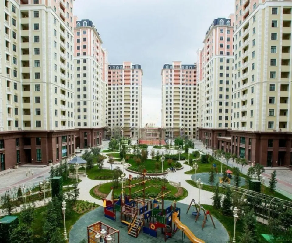 Satılır 4 otaqlı mənzil 181 m²