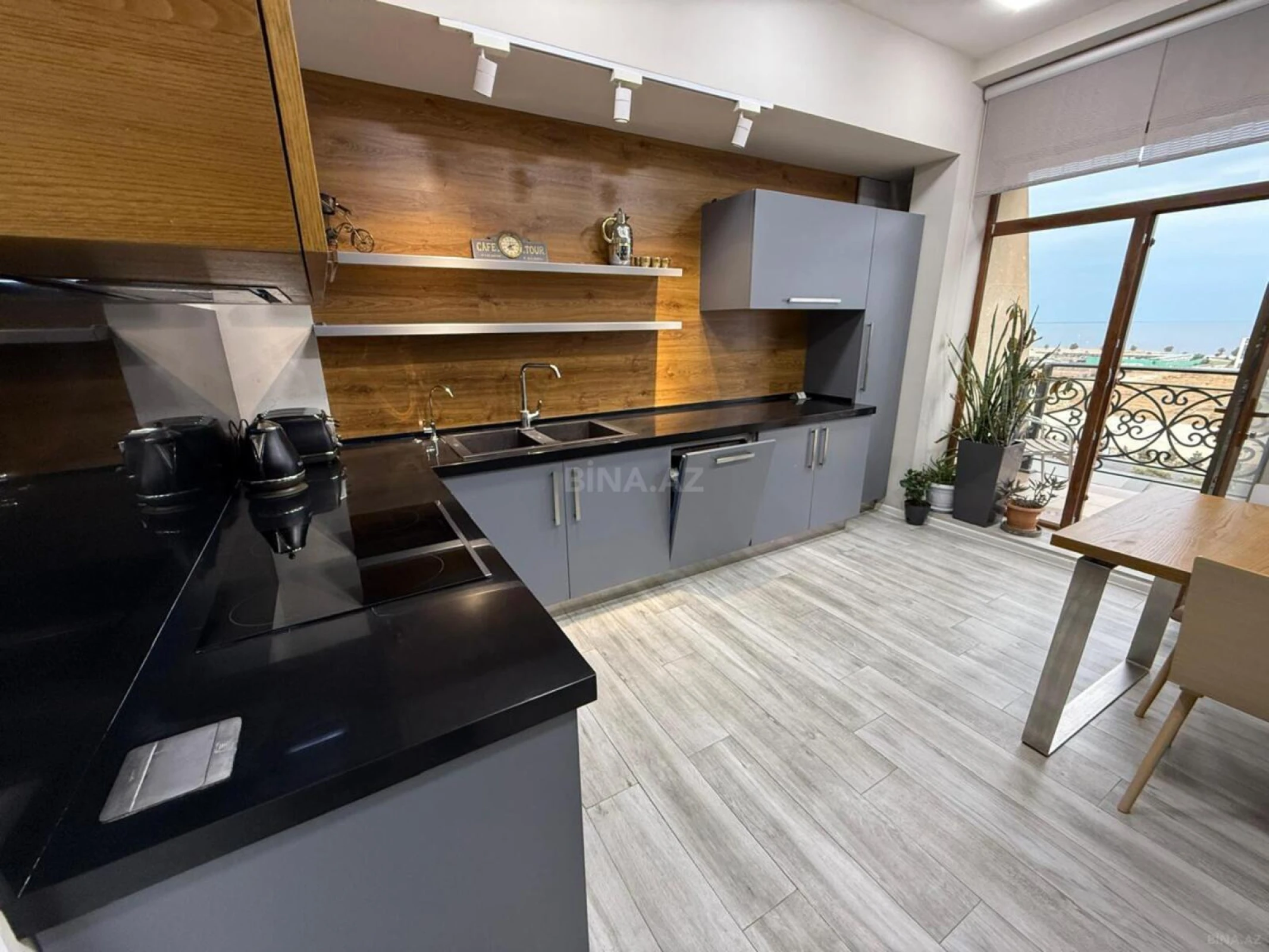 Kirayə verilir 4 otaqlı mənzil 192 m²