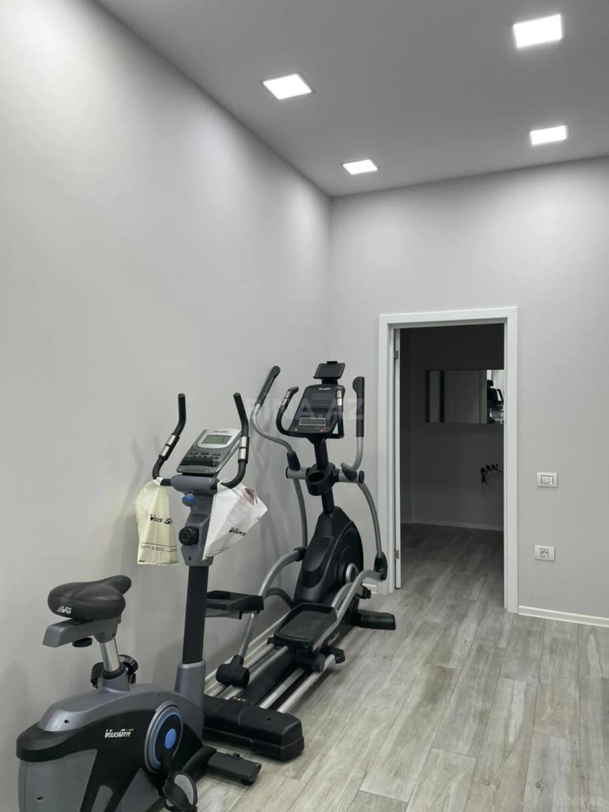 Kirayə verilir 4 otaqlı mənzil 192 m²