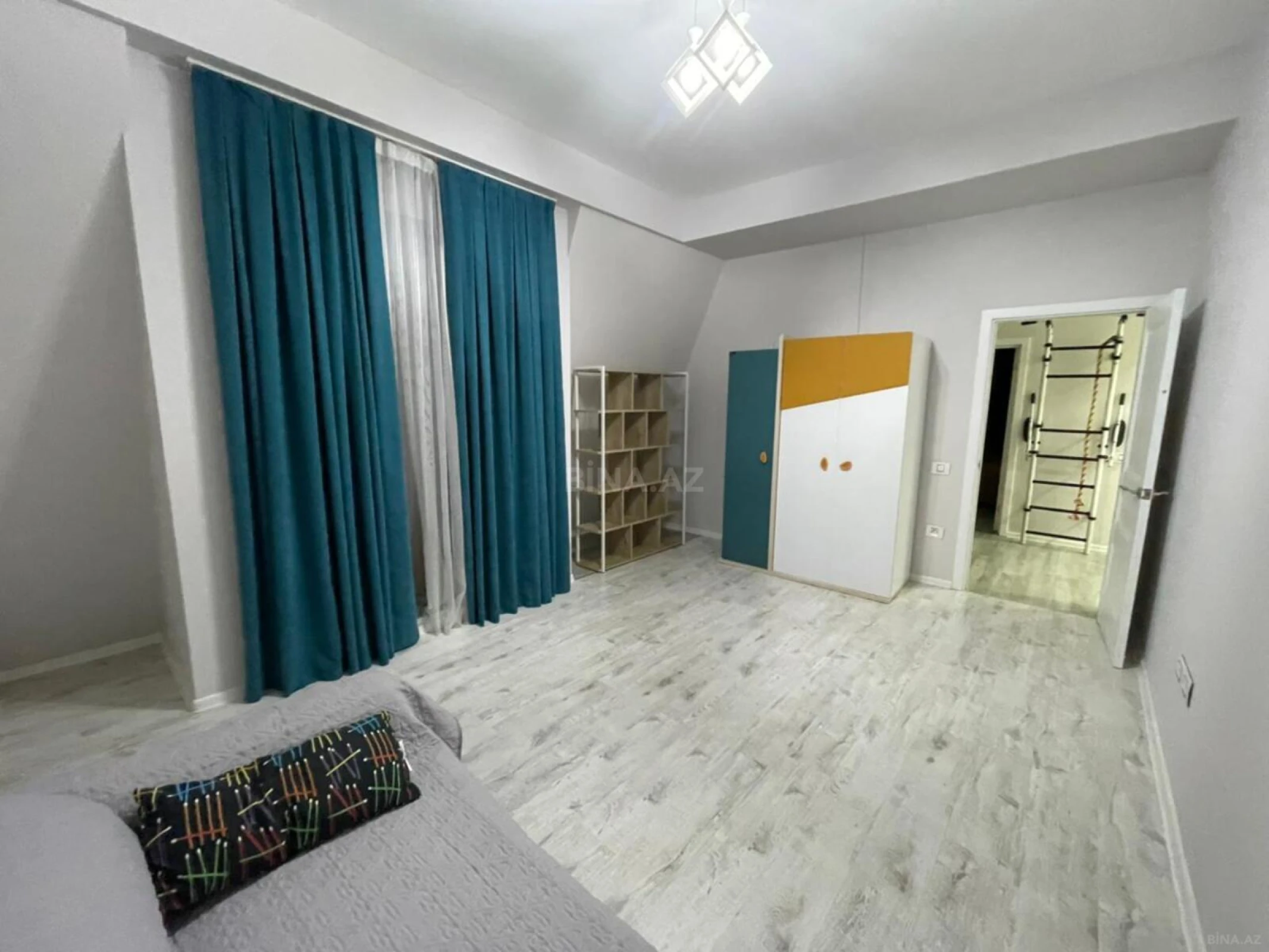 Kirayə verilir 4 otaqlı mənzil 192 m²
