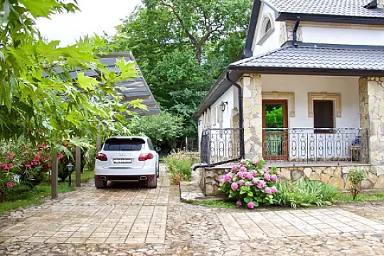 Satılır 5 otaqlı həyət evi 400 m²