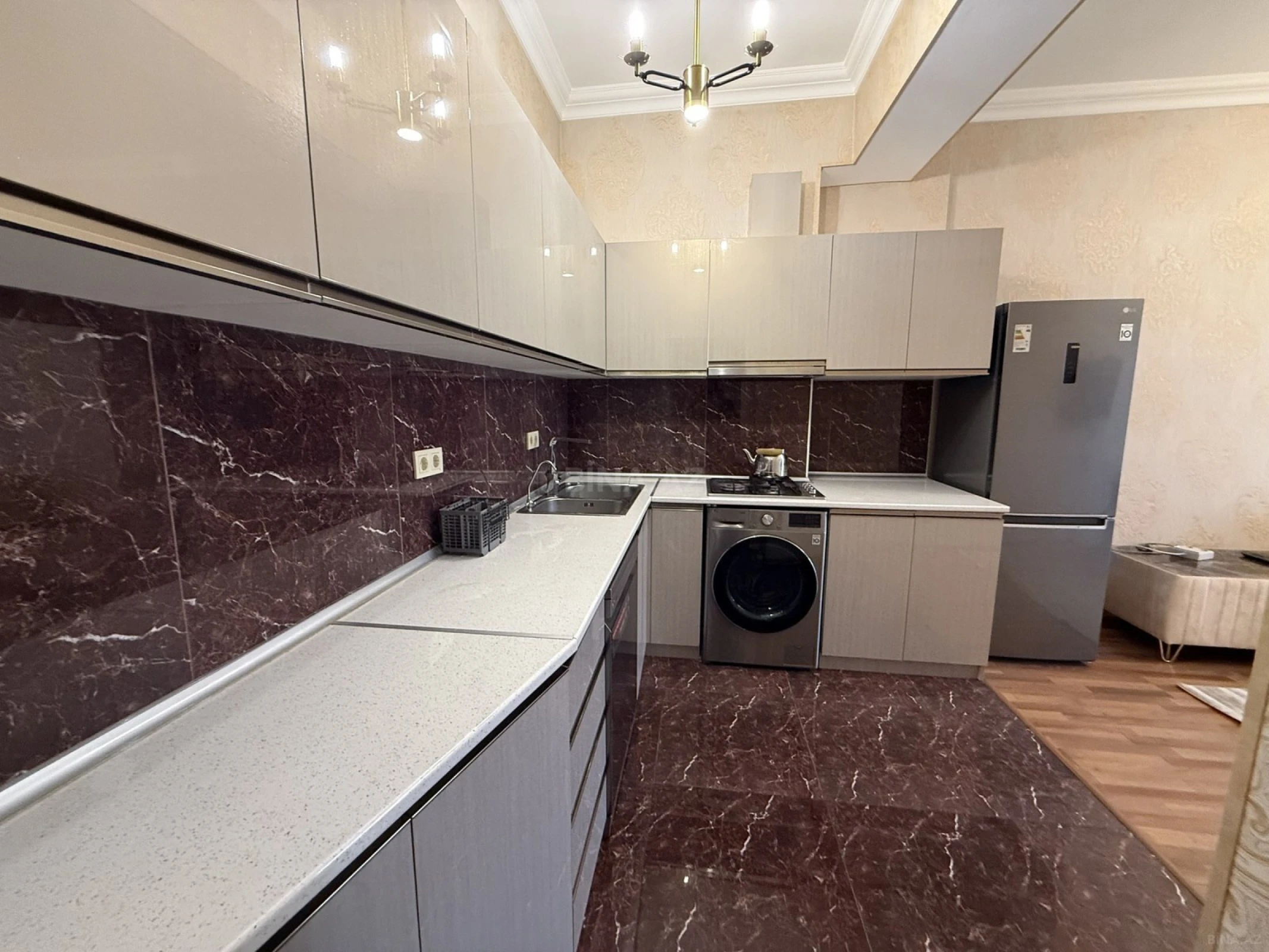 Satılır 3 otaqlı mənzil 98 m²