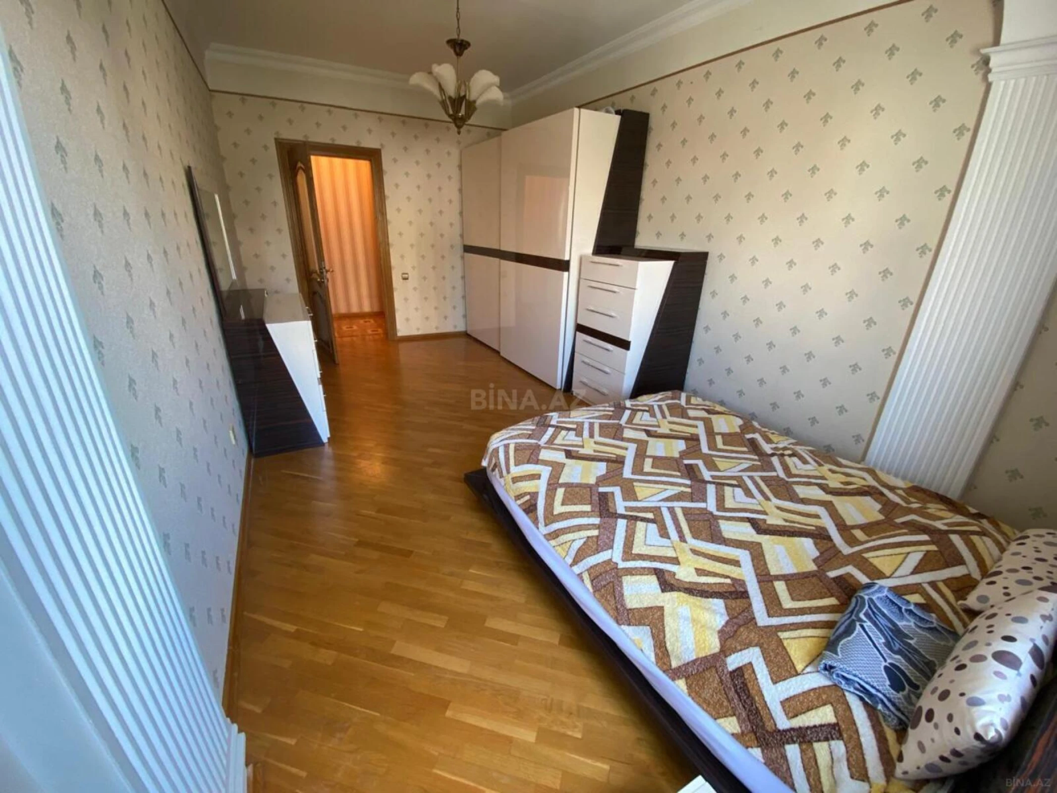Satılır 3 otaqlı mənzil 165 m²